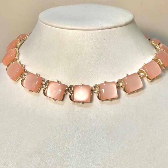 Pink Coro Necklace. Pink thermoset necklace. Pink moonglow choker - Picture 4 of 4